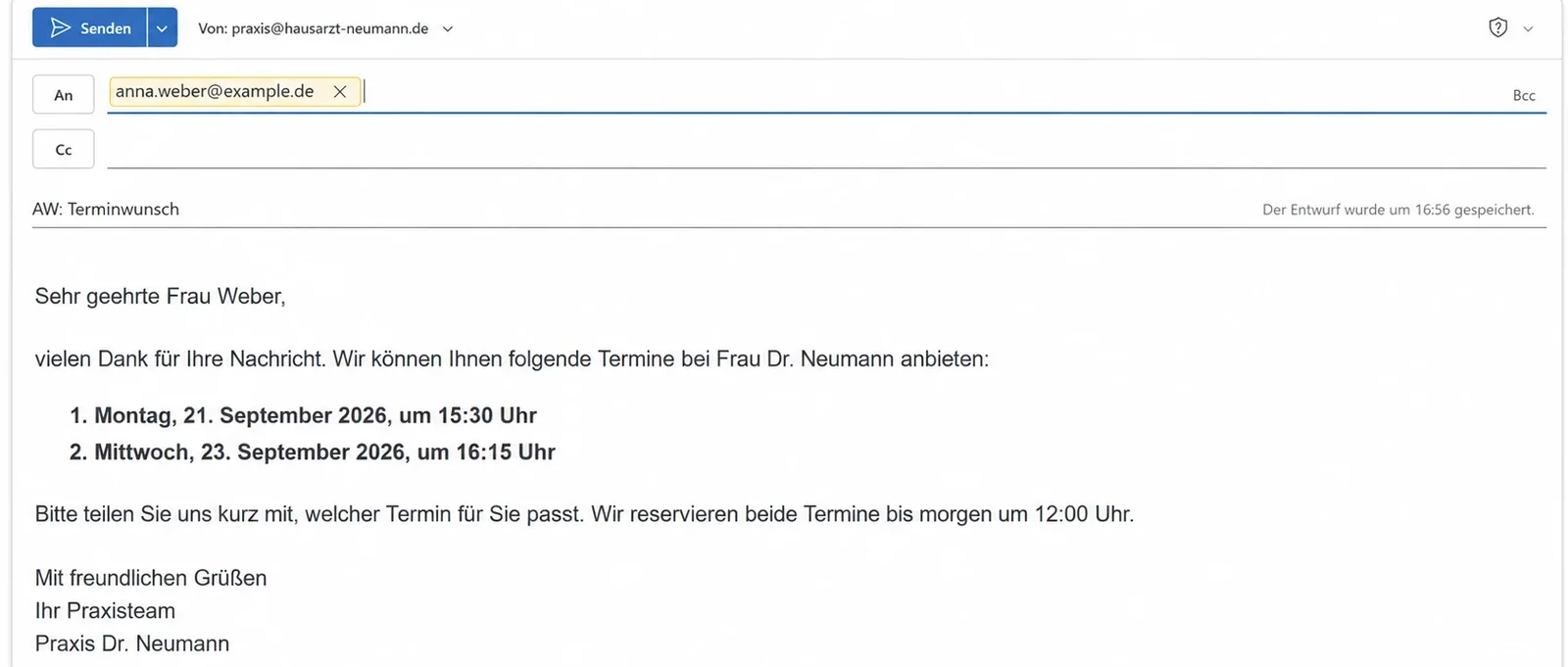 Outlook: Antwortfenster mit dem generierten Entwurf, zwei Terminvorschläge, Grußformel der Praxis